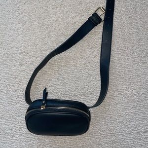 Black fanny pack only worn once to a concert.